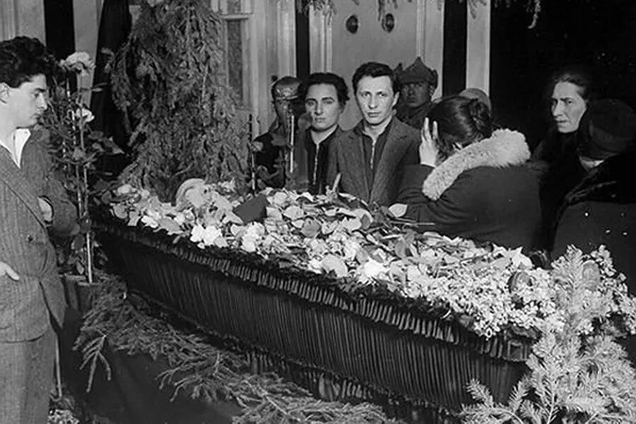 Что случилось 14 апреля 1930 года. Маяковский 1930 похороны. Смерть Маяковского могила.