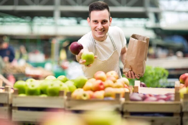 Продавец молотков. Продавец мужской одежды. Продавец улыбается. Консультант в магазине. Продавец предлагает.