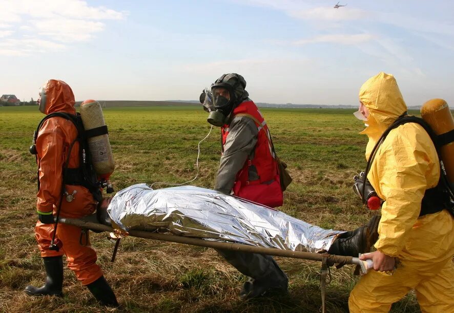 Зачем пострадавшего накрывают спасательным покрывалом. Спасательное одеяло. Термоодеяло спасательное. Одеяло спасательное МЧС. Покрывало спасательное изотермическое.