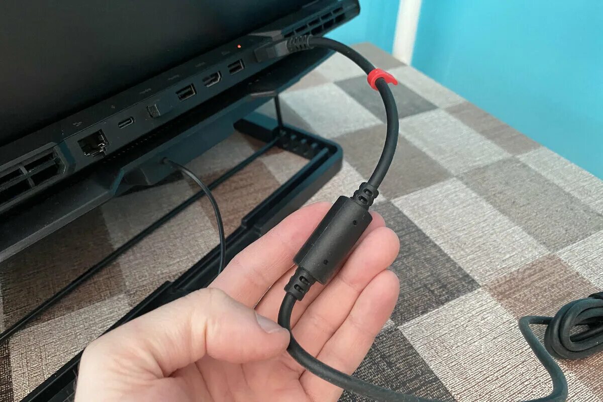 Бочонок на проводе. Для чего на проводе зарядки бочонок. Ферритовый фильтр на кабель. Ферритовый фильтр на кабель. Ферритовое кольцо на кабель питания.