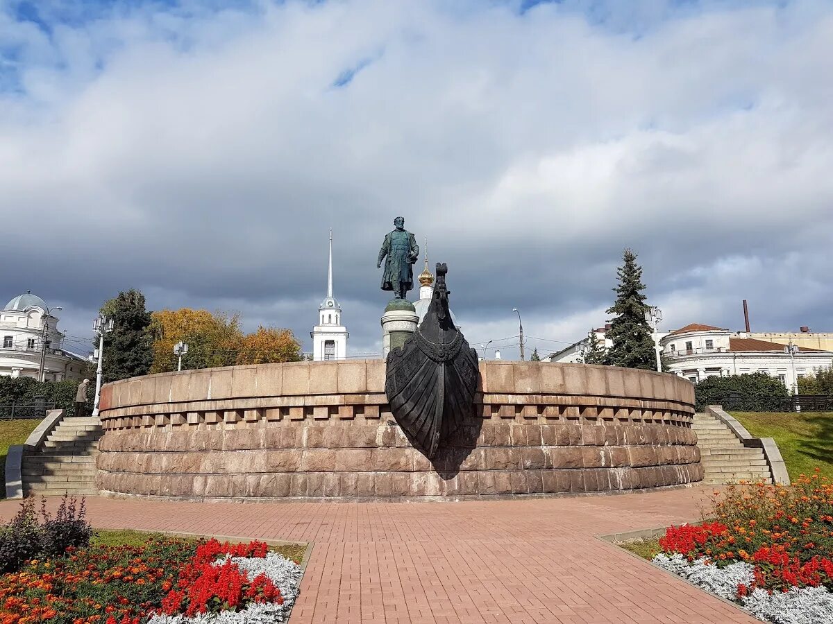 Памятники культуры тверской области. Памятник Афанасию Никитину в Твери. Памятник Афанасию Никитину достопримечательности Твери.