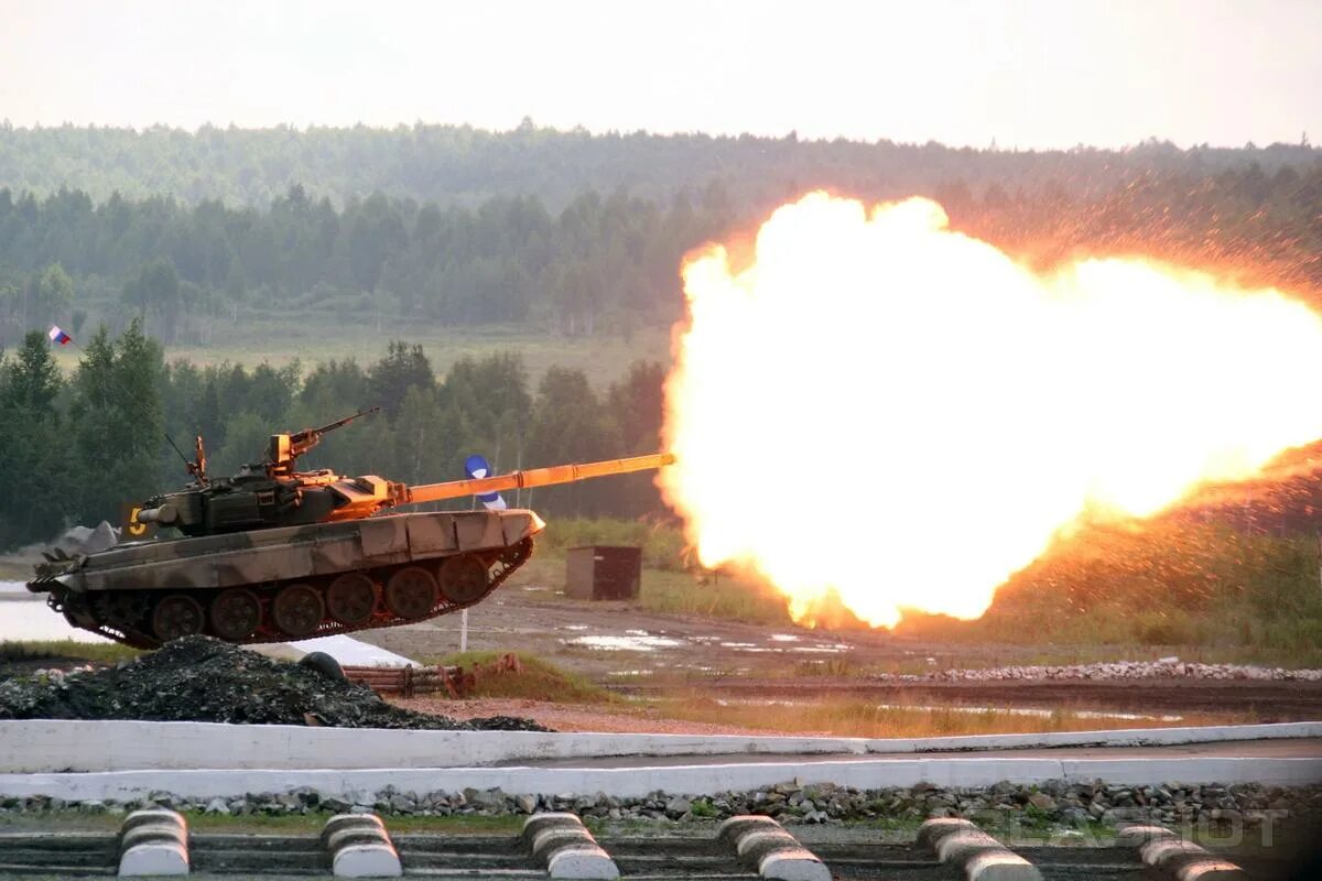 Хим танк россии 12 танк залп. Т-34 85 выстрел. Они выстрел т. Пушка т 90. Танк т90 момент выстрела.