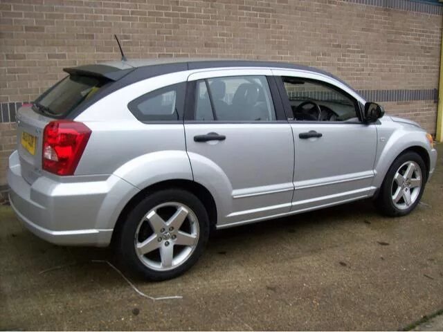 Dodge caliber 2.0. Додж Калибр серебристый. Додж Калибер 2007 2.0 комплектации. Dodge Caliber Gray.