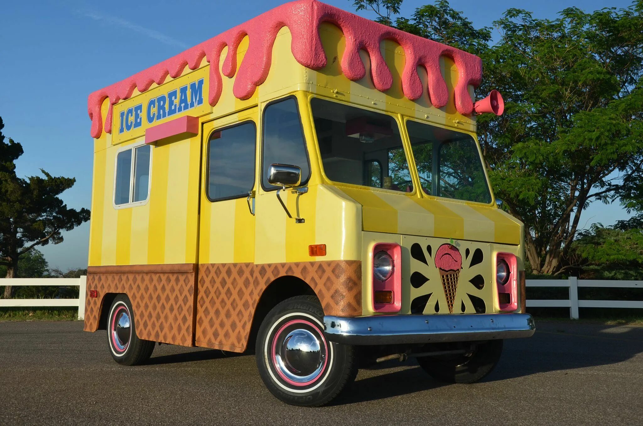 Машина мороженщика. Фургон мороженщика айс Крим. Машина мороженщика Ice Cream. Фургон мороженщика Америка. Американский фургончик с мороженым.