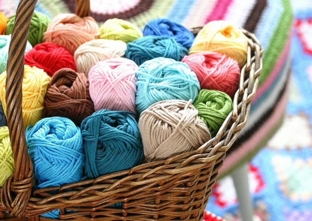 рукоделие шитье. клубок ниток. швейные материалы и фурнитура. нитки для шитья. корзина с пряжей.