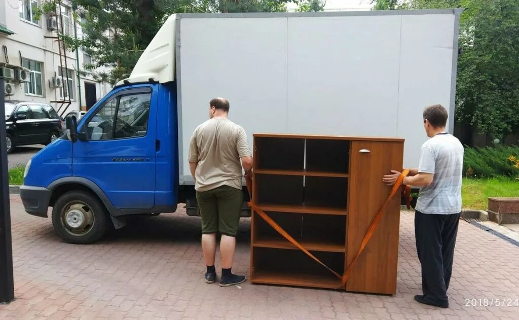 Автомобиль для перевозки мебели. Газель с грузчиками. Грузчики москва. Грузоперевозки услуги грузчиков. Грузовая газель и грузчики.