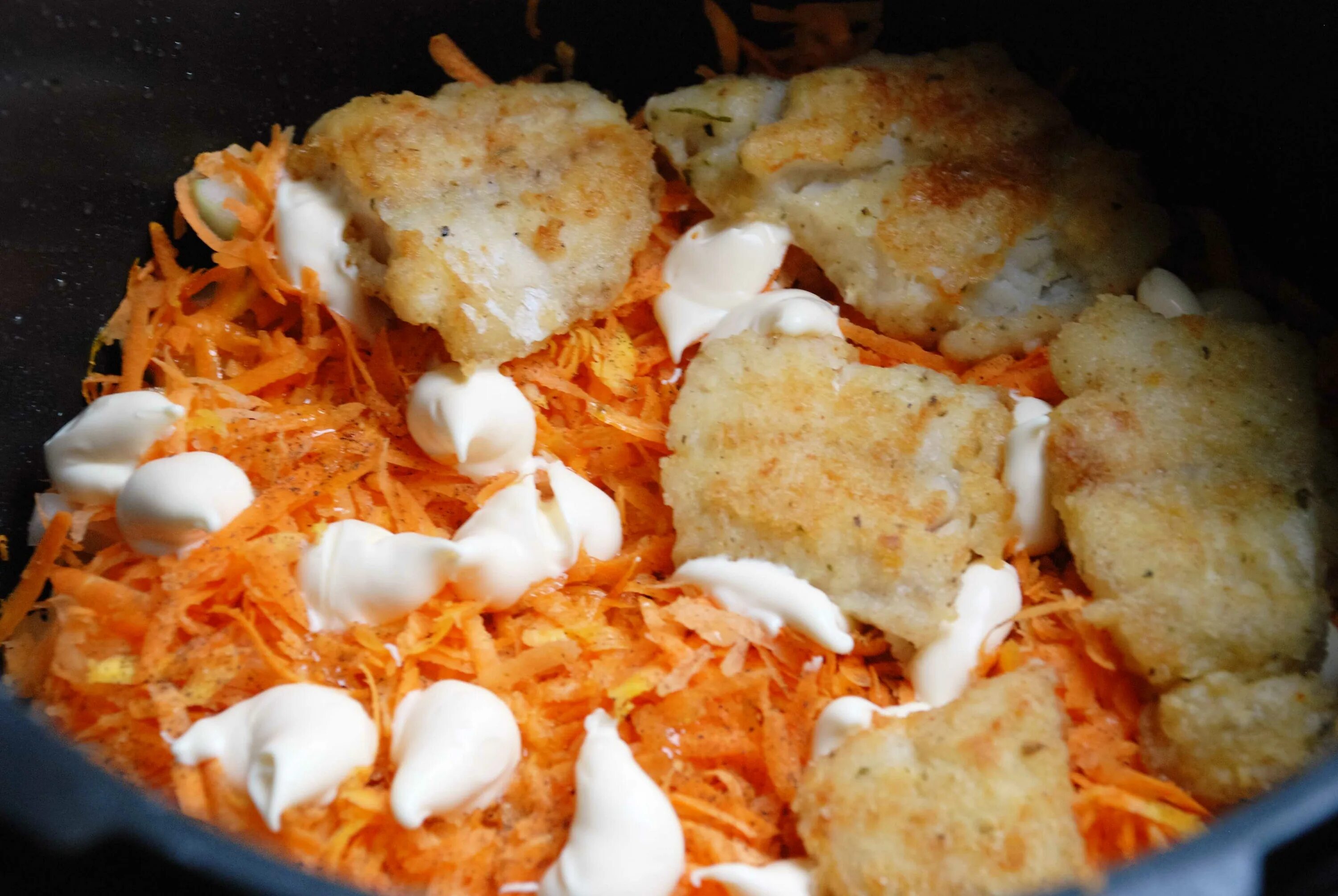 Рецепт минтая в духовке с морковью. Минтай в духовке с морковью и луком. филе минтая с луком и морковью. минтай с морковью. филе минтая в духовке с морковью и луком.