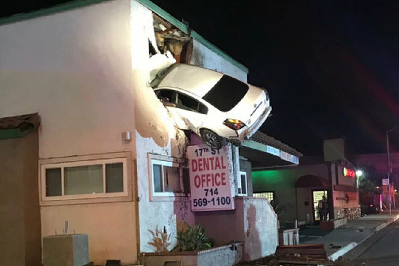 машина въехала в дом. машина влетела в жилой дом. машина влетела в дом. автомобиль въезжает в ворота. въехал в домик на машине.