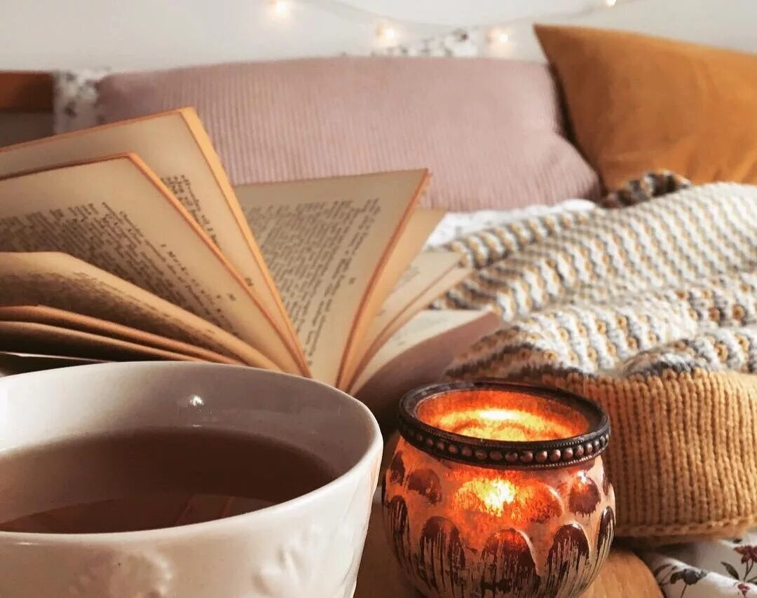 Уютные картинки. Уютный вечер с книгой. Уют. Уют чай и книжка. Чай уют.