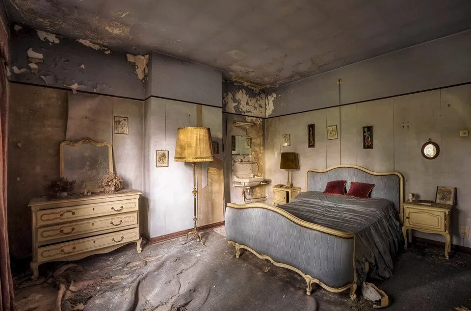 Old bedroom. Старинная спальня. Старая комната. Комната спальня Старая. Заброшенная спальня.