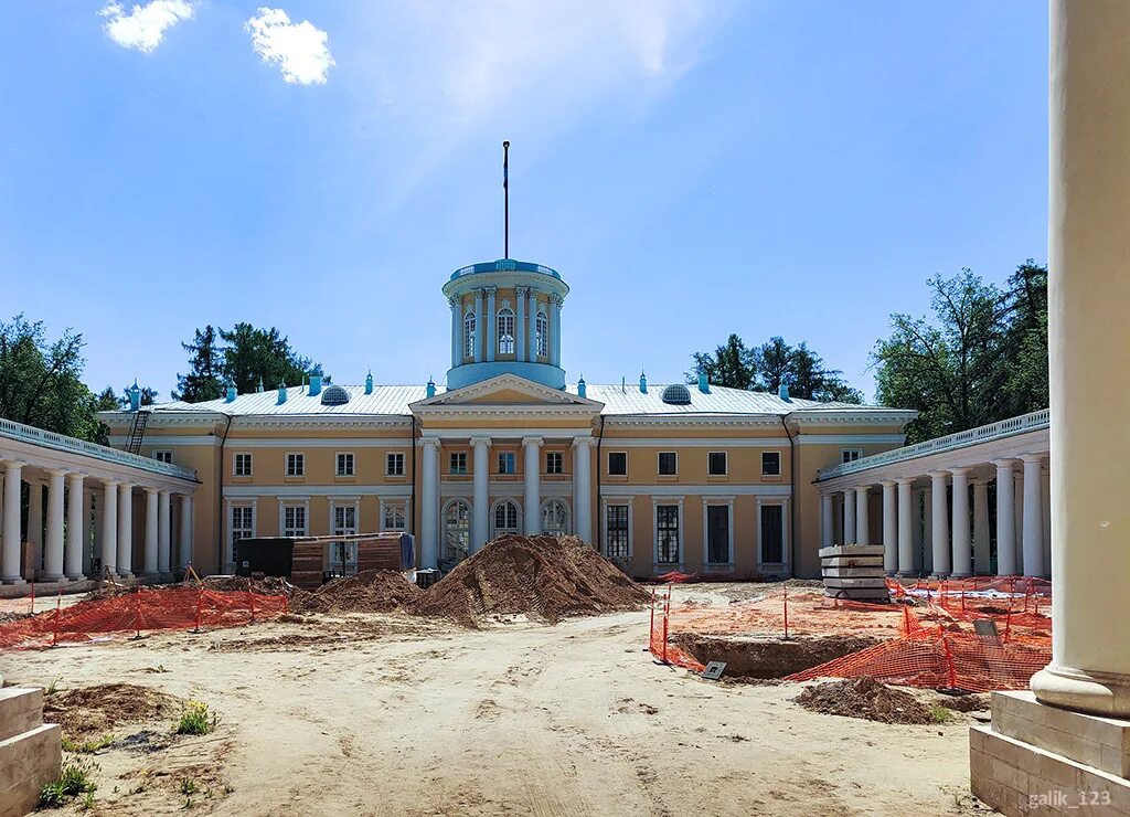 Славянская усадьба сайт. Имение Архангельское дом Голицына. Усадьба Архангельское набережная. Усадьба в Архангельском чья. Усадьба Архангельское фото.