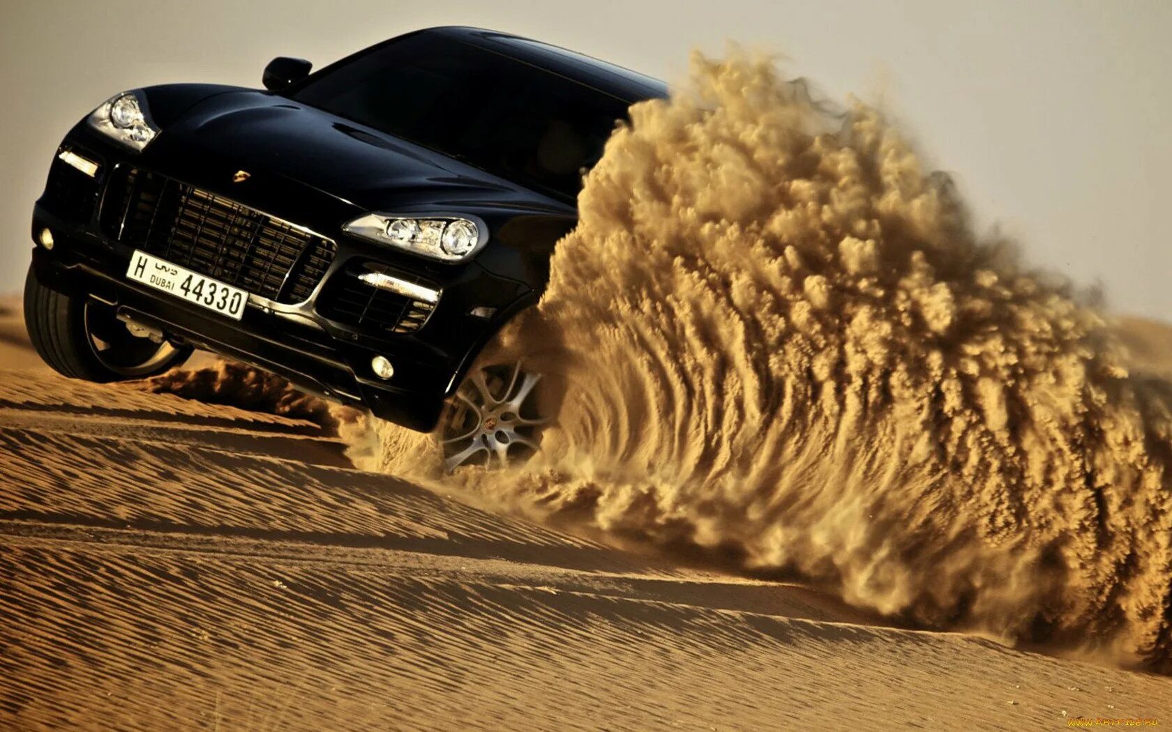 Порше Кайен дрифт. Porsche Cayenne off Road. Порше Кайен в грязи. Порше Кайен оффроад. Машины едут по пустыне