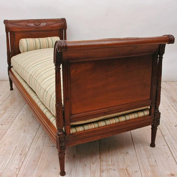 Куплю старые кровати. Старинная кровать. Старинная деревянная кровать. Антикварная кровать. Антикварные кровати из дерева.