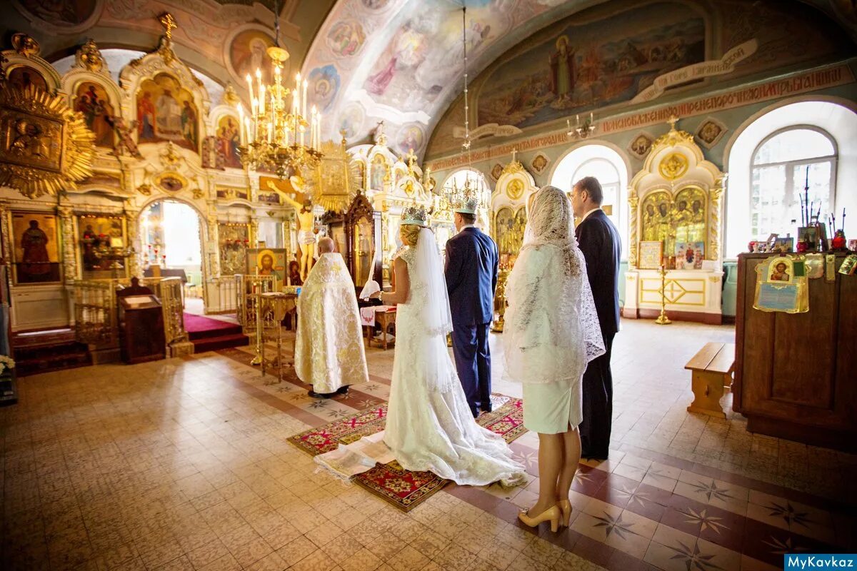 Церемония венчания в церкви. Свадьба в храме. Свадебный обряд в церкви. Христианская свадьба в церкви. Православные женихи