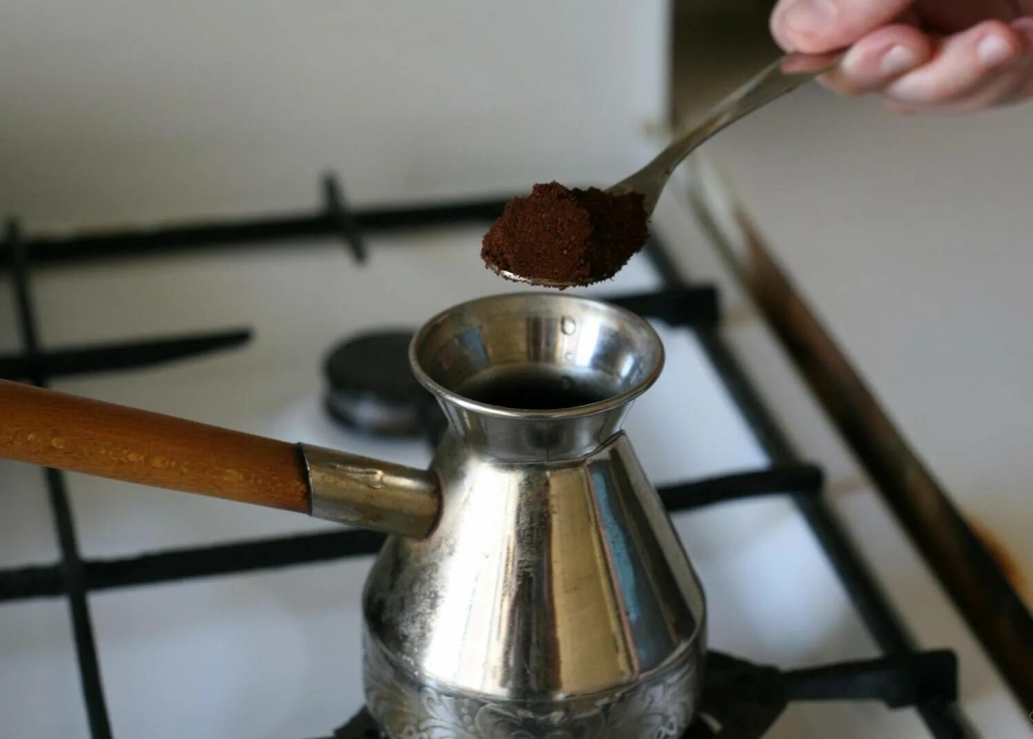 Турка на плите. Кофе в турке. Турка для кофе. Турка с кофе на плите. Как делать домашнее кофе