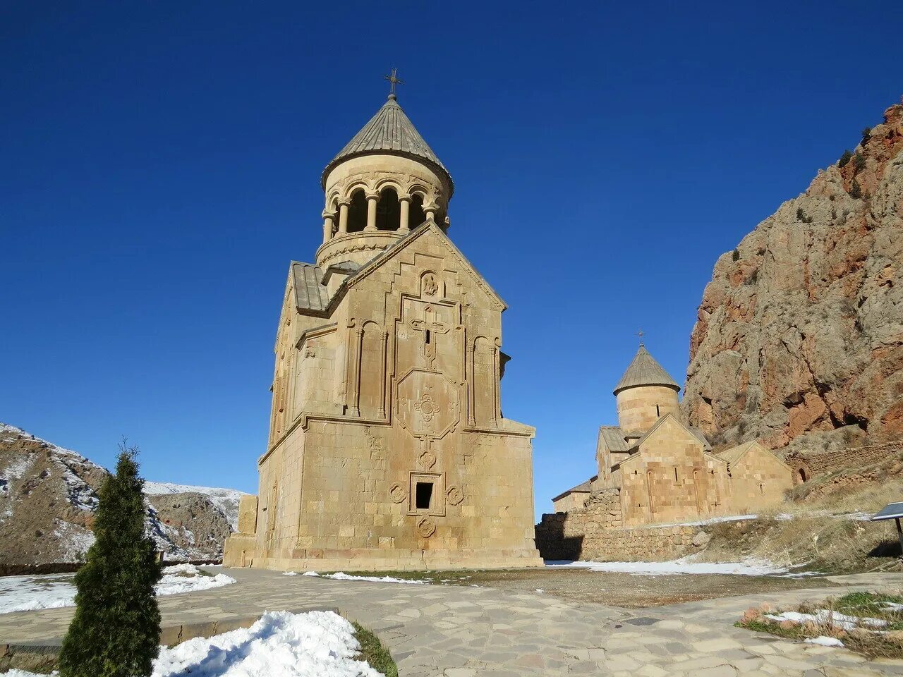 Хор вирап арарат. Хор вирап арарат. Армения в марте. Набережная в ереване. Армения в марте фото туристов.