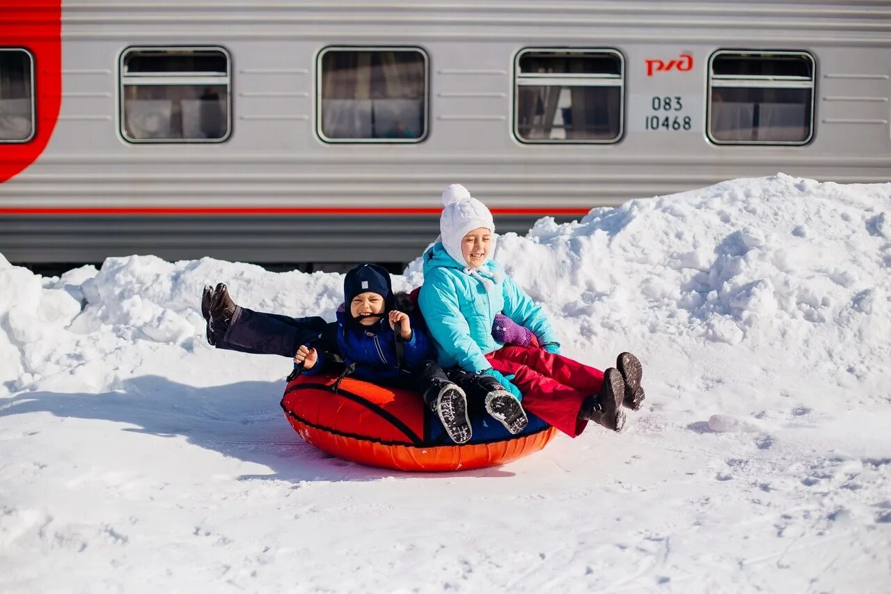Туристический поезд. Путешествие на электричках зима. Поездка на поезде зимой. Железная дорога для детей. Путешествуй с детьми ржд