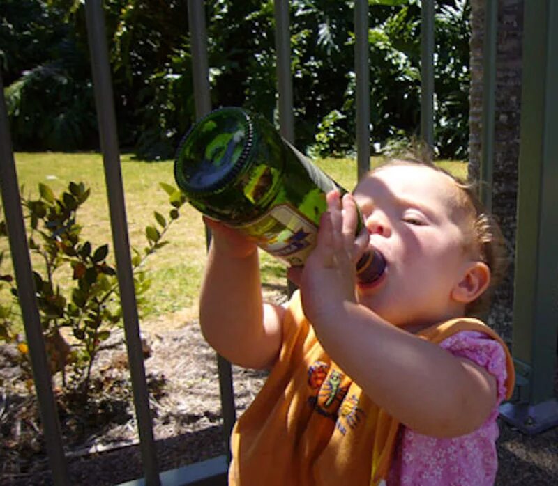 Пивные дети. Ребенок с пивом. Пьющий ребенок.