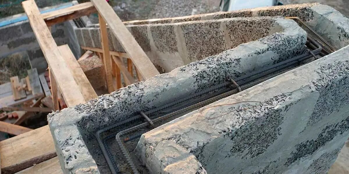 Армопояс керамзитоблоков. Опилкобетон монолит. армопояс в у блоках. армопояс 400 блок. арболит монолит.