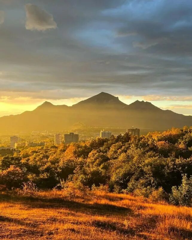железноводск с высоты. кавминводы красивые фото. жара кмв. горы кмв. кмв фото.
