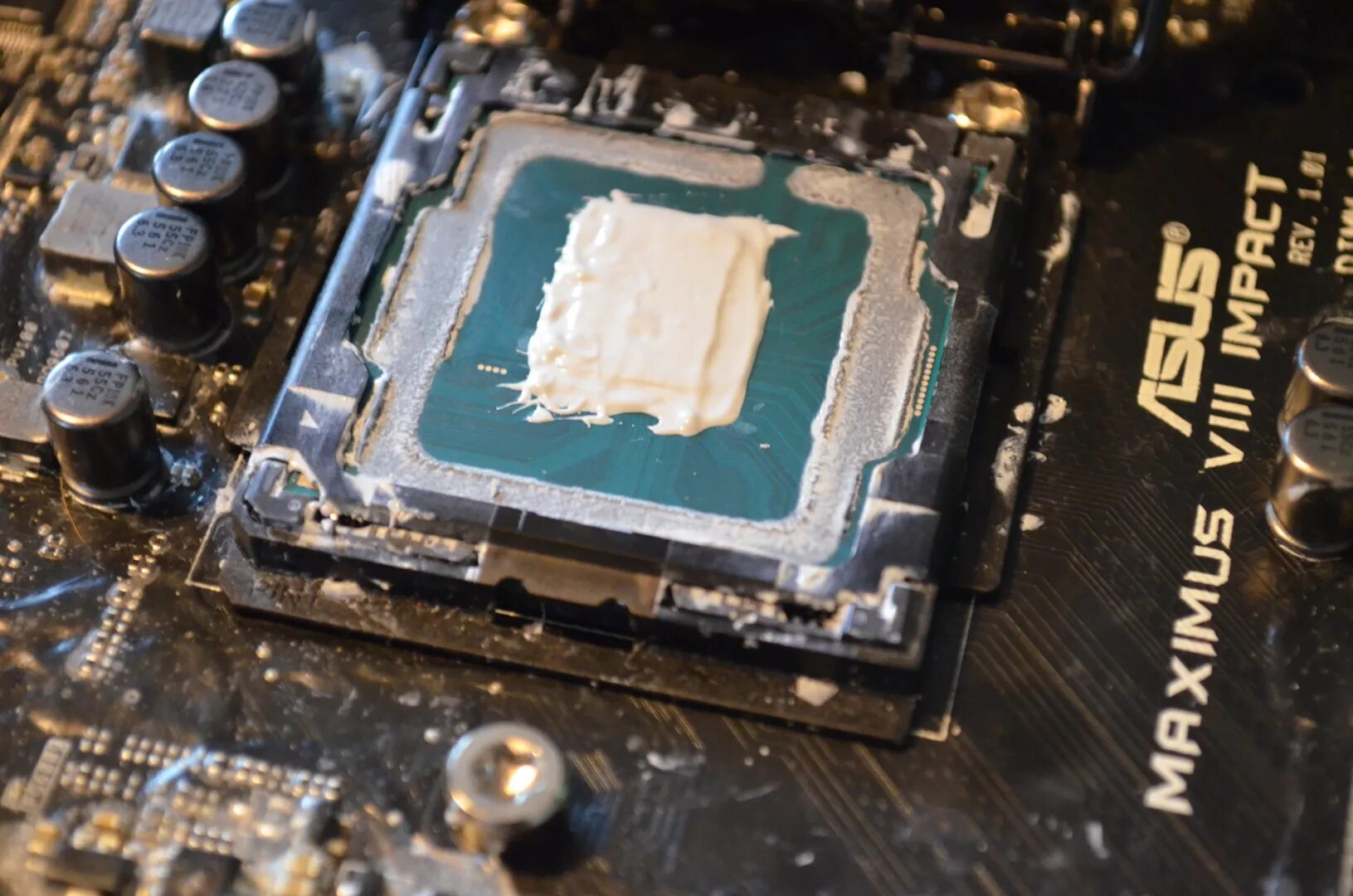 Процессор Intel термопаста. Термопаста Интел под крышкой. Термопаста для скальпирования процессора. Термоинтерфейс асус.