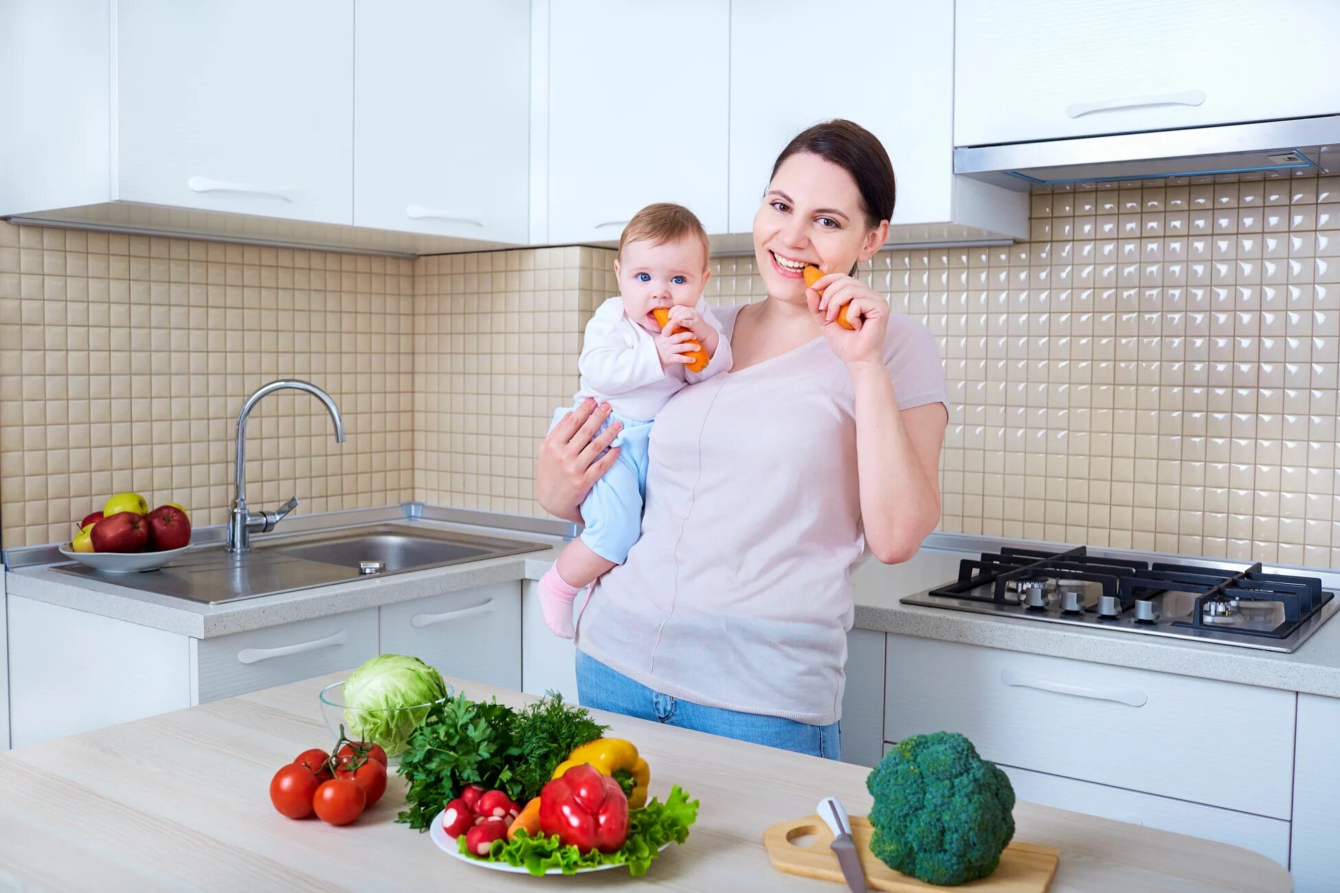 В духовке для кормящих мам. Мама с ребенком на кухне. Кухня для детей. Питание мамы. Мама и правильное питание.