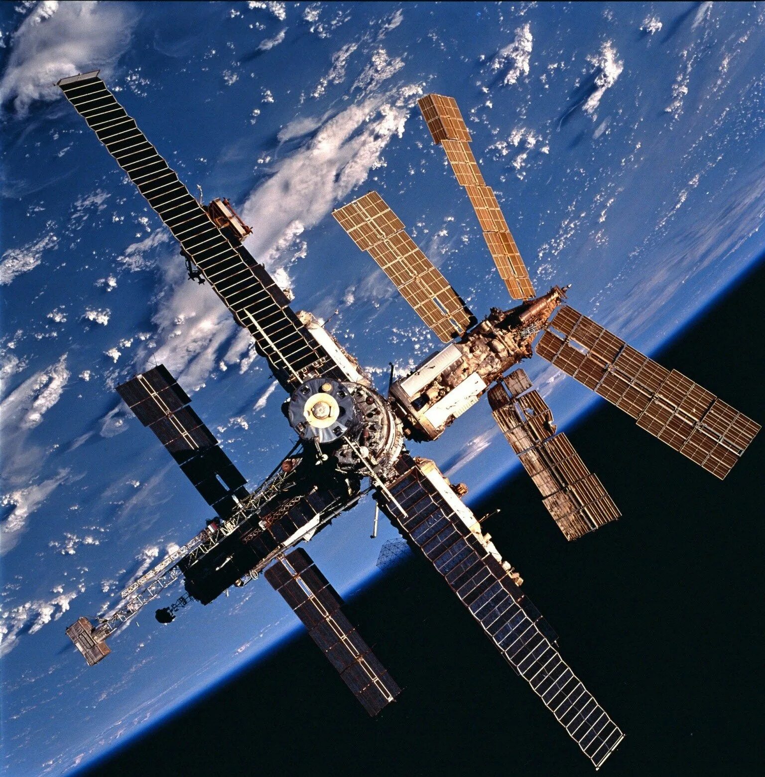 Международная станция мир. Международная Космическая станция МКС. Атлантис STS-86. Орбитальная станция мир 2001. «Мир-2» — проект Советской орбитальной станции.