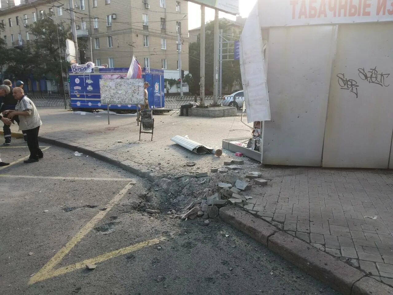 Донецк расстреляли. Обстрел донецка сегодня. улицы донецка. обстрел больницы в донецке. град на улице.