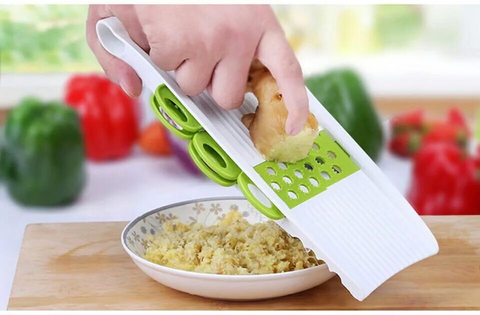 Как пользоваться овощерезкой видео. Слайсер для овощей полоска. Как правильно пользоваться овощерезкой. Овощерезка для столовой режет сырые и вареные овощи кубиками. Как пользоваться овощерезкой ручной простой