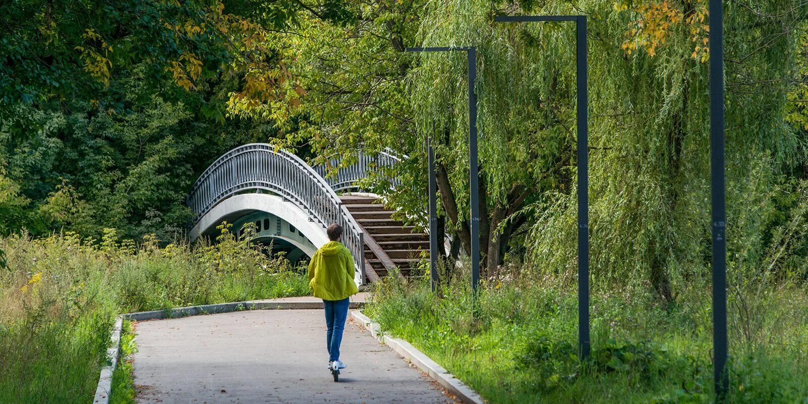 Какое вы место для прогулок. Парк Яуза в Москве. Ботанический сад Яуза. Свибловский Родник парк Яуза. Парк Яуза в Медведково.