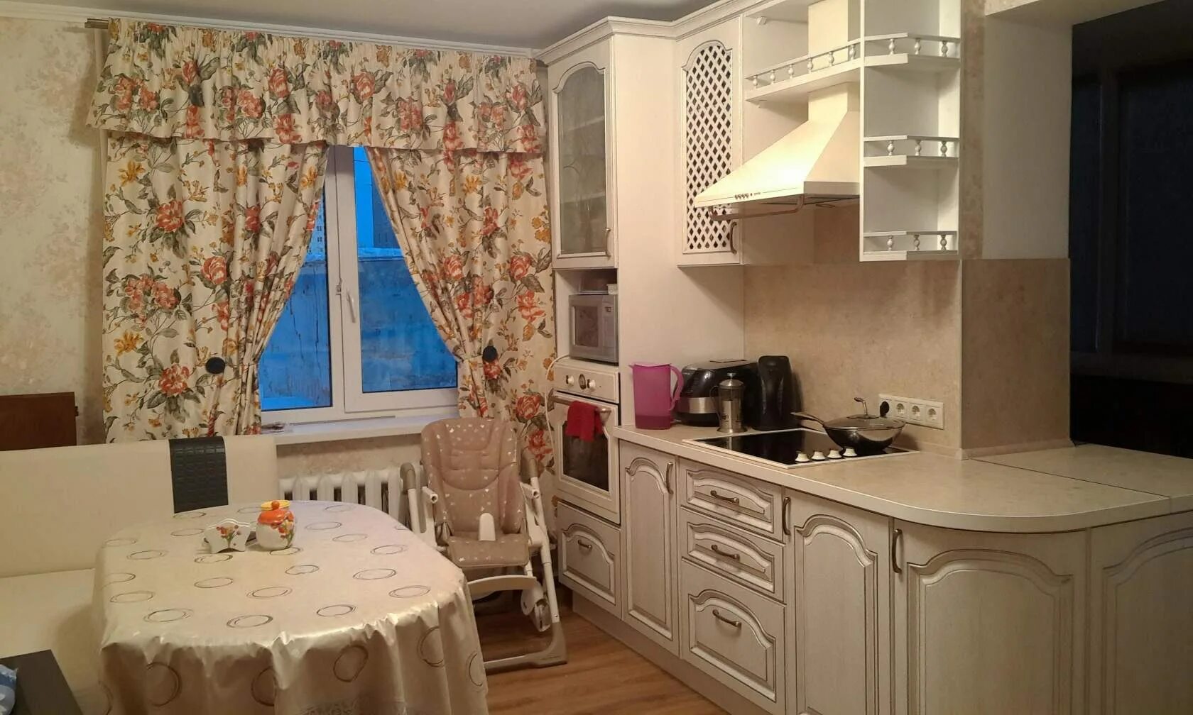 Интерьер кухни. Фотографии кухни в квартире. Кухня в двухкомнатной квартире. Красивый дизайн кухни. Интерьер прямоугольной кухни.