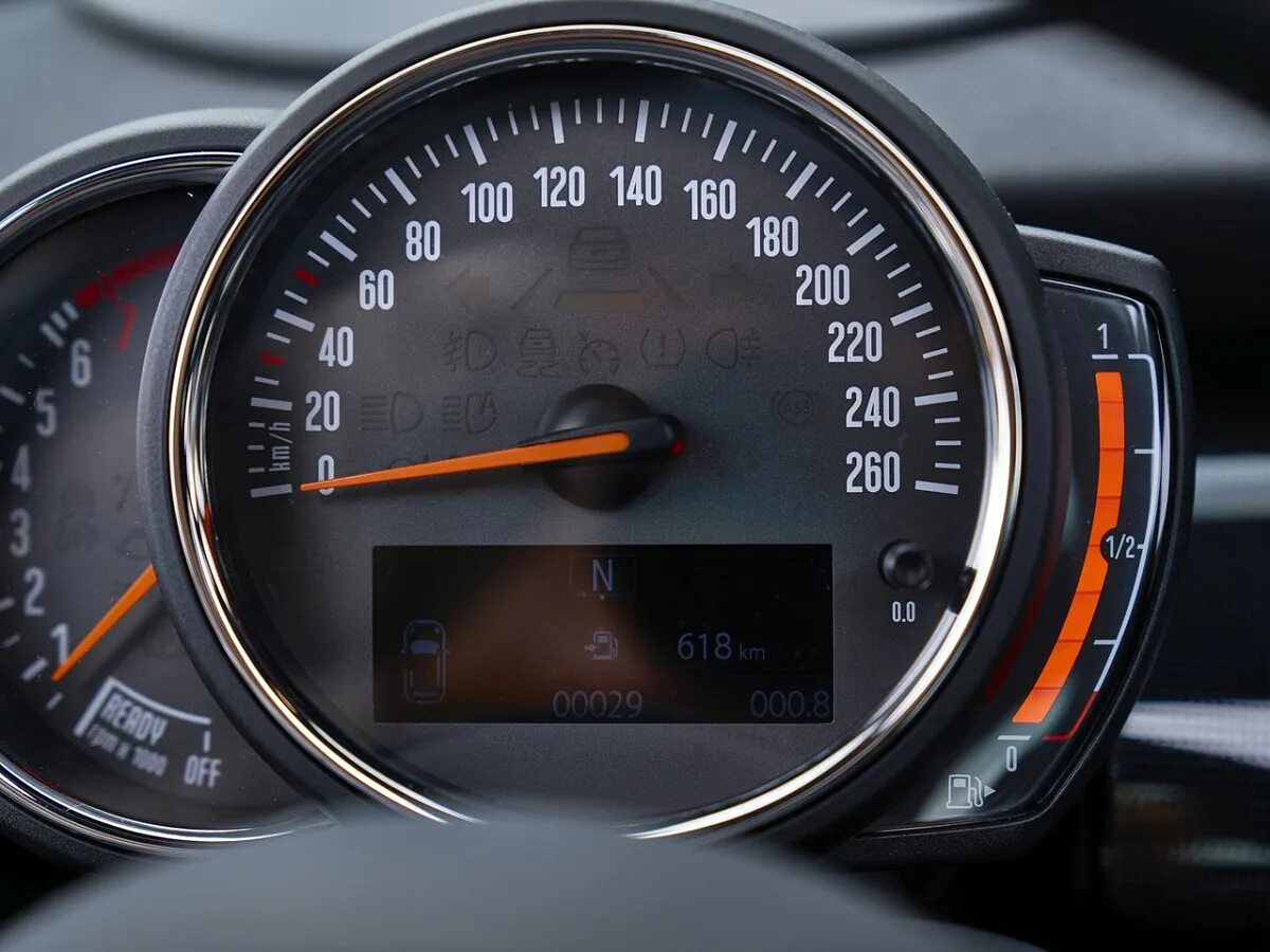 Mini разгон. Приборка мини купер 2025. mini cooper приборная панель. приборная панель mini f56. mini cooper piccadilly приборная панель.
