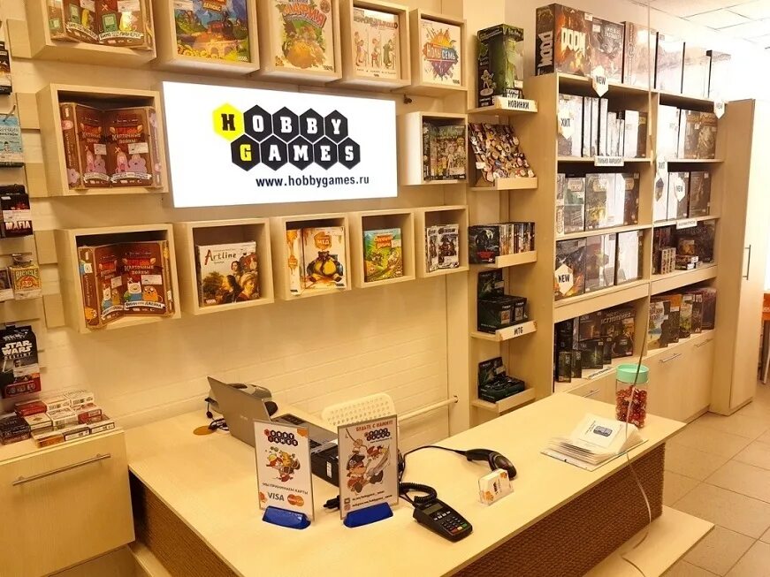 Настольные игры хобби геймс. Витрина магазина настольных игр. Магазин настольных игр екатеринбург хобби геймс. Магазин настолок. Hobby игра.