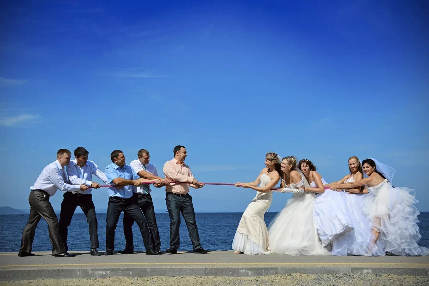 На свадьбу спеть песню для молодоженов. Свадьба. Групповая фотосессия. Свадьба на море. Много свадебных пар.