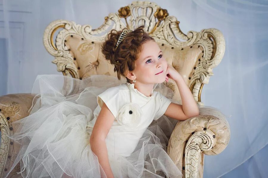 прически маленьким принцессам. ребенок. королева великобритании картинки для презентации. королева каждая маленькая. королева каждая маленькая.