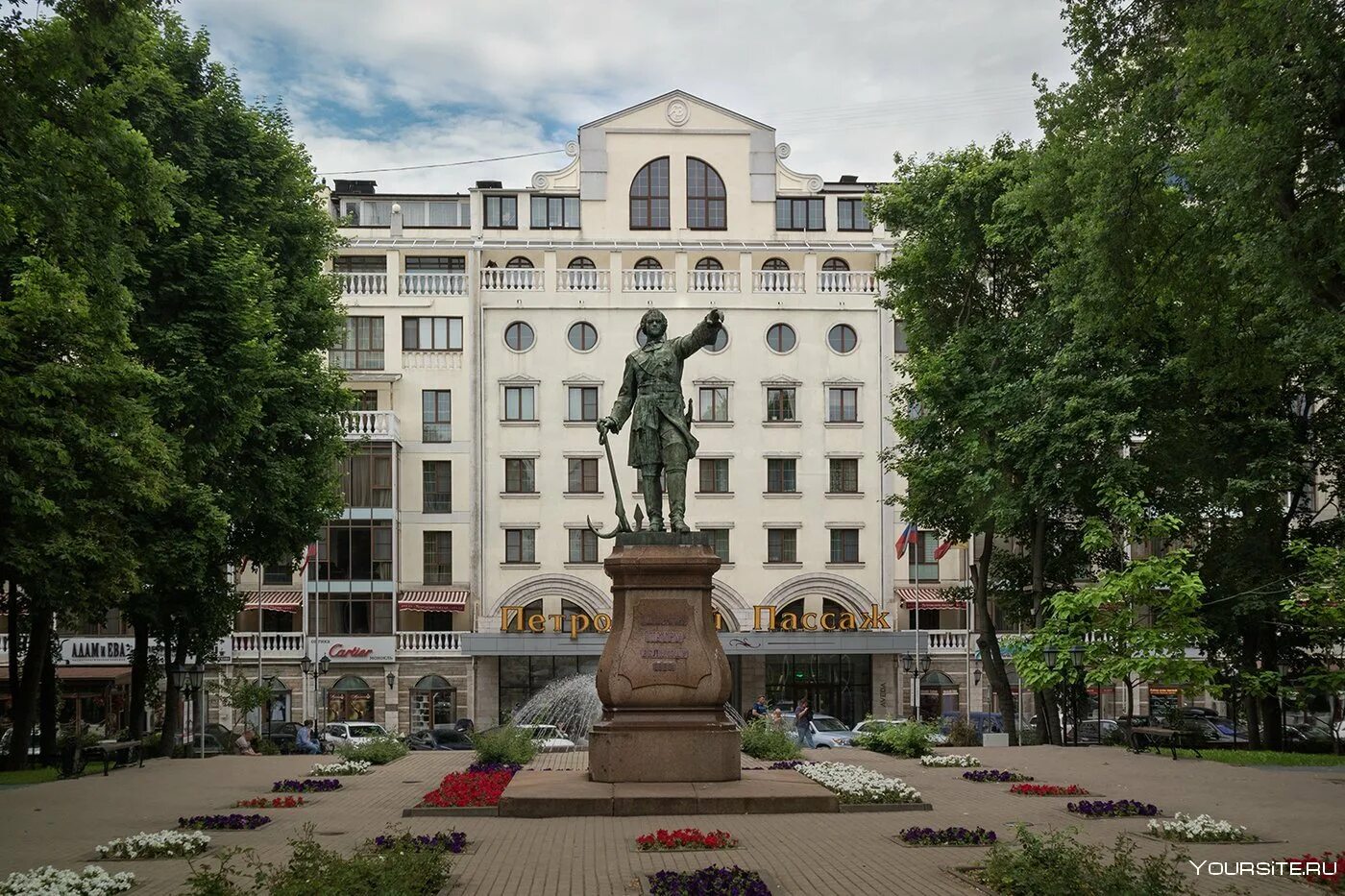 Петровский сквер Воронеж. Петровский сквер памятник Петру Воронеж. Петровский Пассаж Воронеж памятник. Петровский сквер с памятником Петру 1 Воронеж. Исторические памятники воронежа