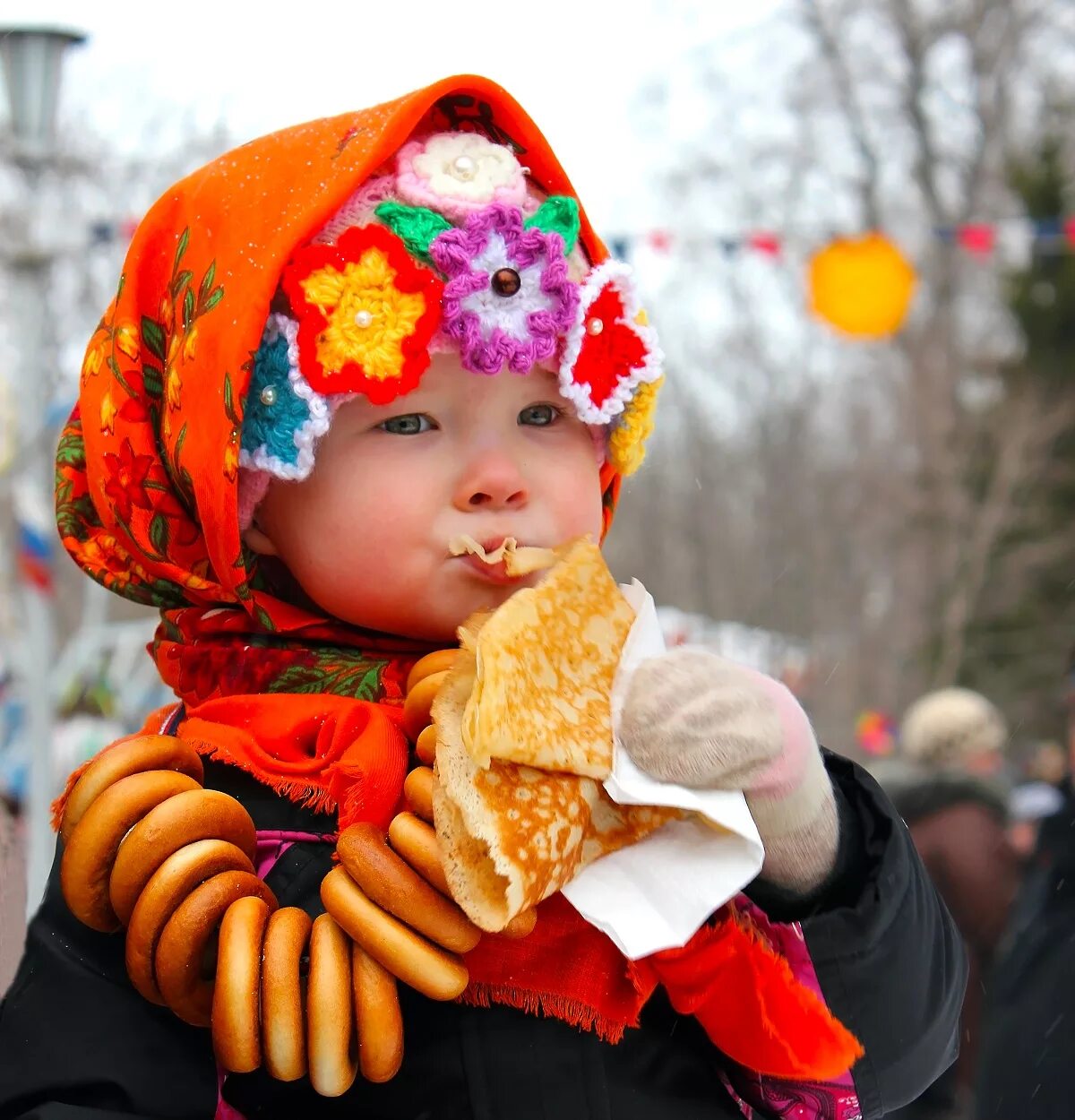 Масленица маленькие картинки. Празднование Масленицы. Праздничные гуляния на Масленицу. Maslenitsca. Масленица блины гуляния.