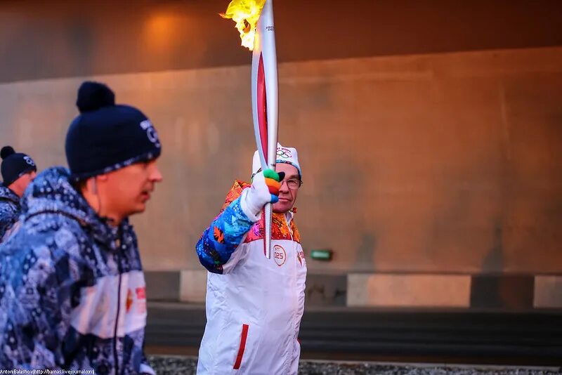 Факелоносцы сочи 2014. Факелоносец олимпийского огня 2024. Олимпийский факелоносец сочи 2014. Костюм факелоносца 2014. Факелоносцы олимпиады 2024.