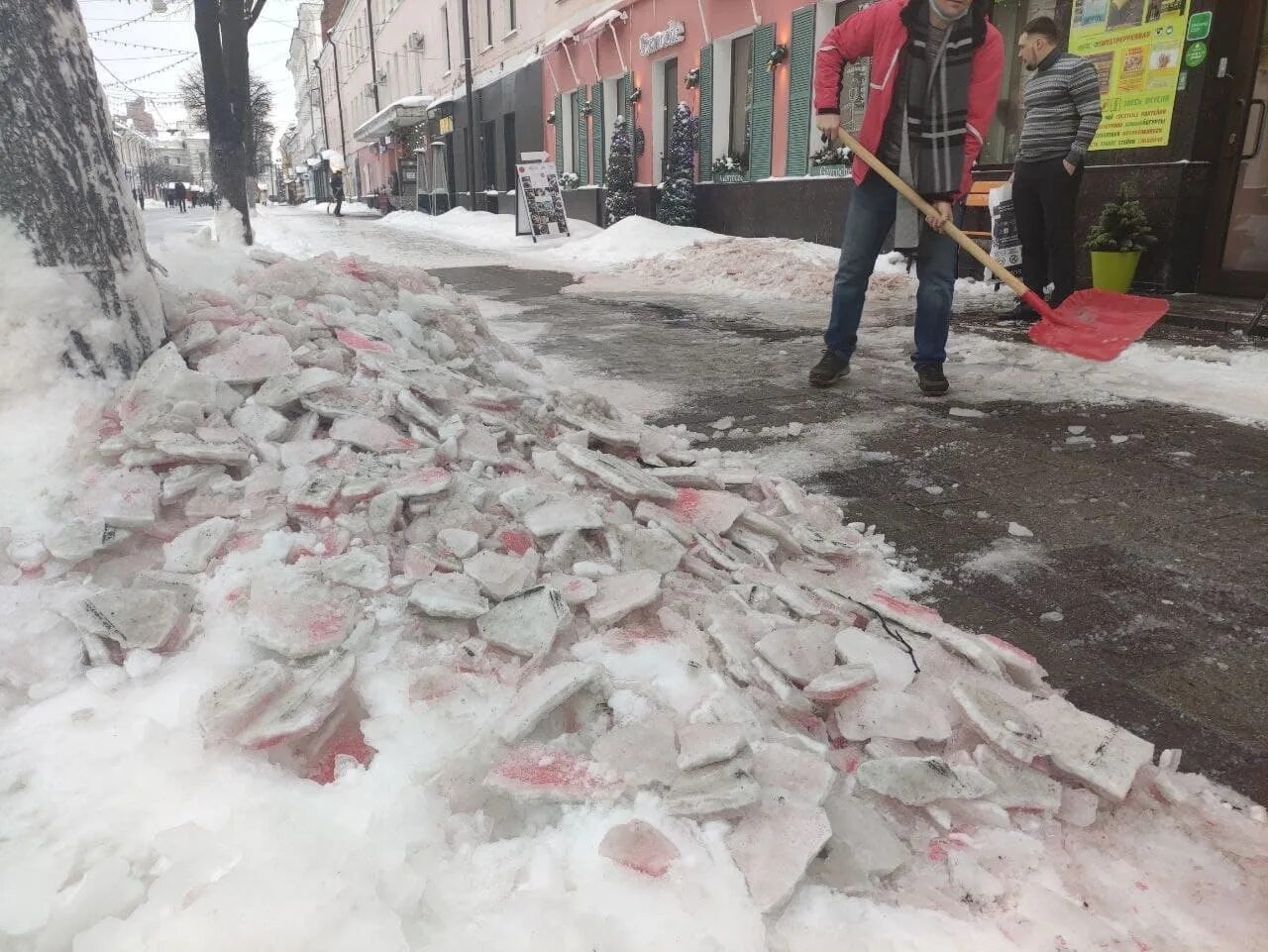 Ничего не чищено. Надпись Навальный на льду. Тротуар очистили ото льда. Навальный на снегу. Сугроб Навальный.