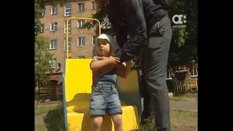 Мама бьет. Ремень для детей. Детский дом избивают детей. Охранник избил подростка в школе. Мама бьет ребенка.