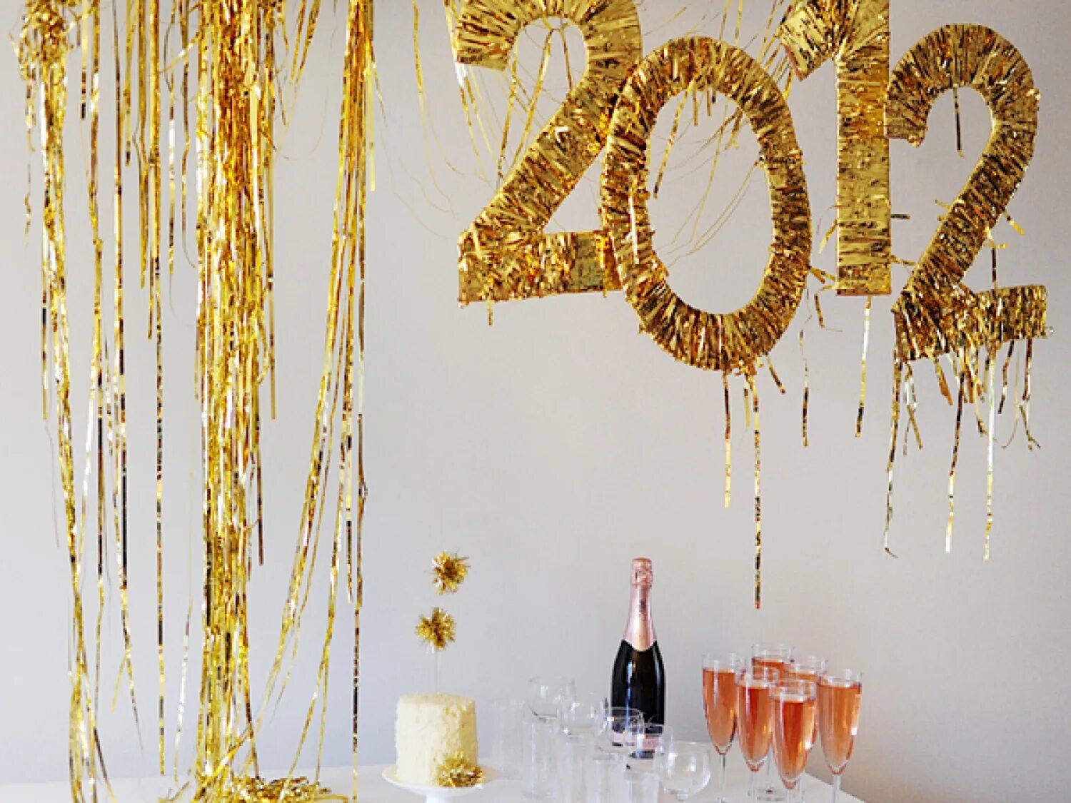 Фигуры из мишуры. Дождик на проволоке. Карн. Елочные игрушки из дождика. Елка украшенная дождиком.