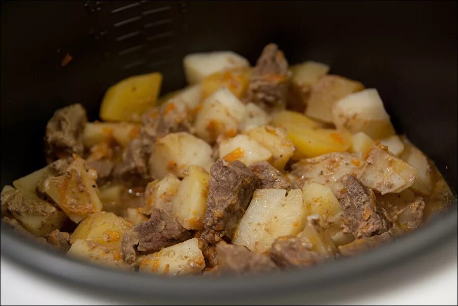 Тушеная картошка с мясом в мультиварке свинины. Тушёная картошка с мясом. тушеный картофель в мультиварке. тушеная картошка в мультиварке. картошка с мясом в мультиварке.