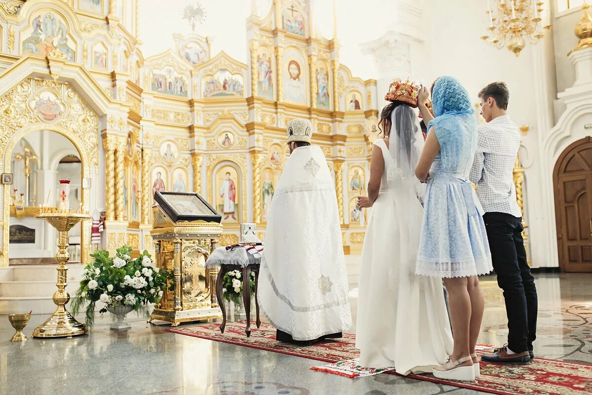 Церемония бракосочетания в церкви. Венчание. Свадьба в православной церкви. Венчание в православной церкви. В церковь можно в платье