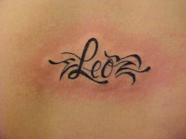 Тату льва на грудине. Лев на латинском. Тату с именем лев на запястье. Лев на латинском. Лев с оскалом тату на грудь эскиз.