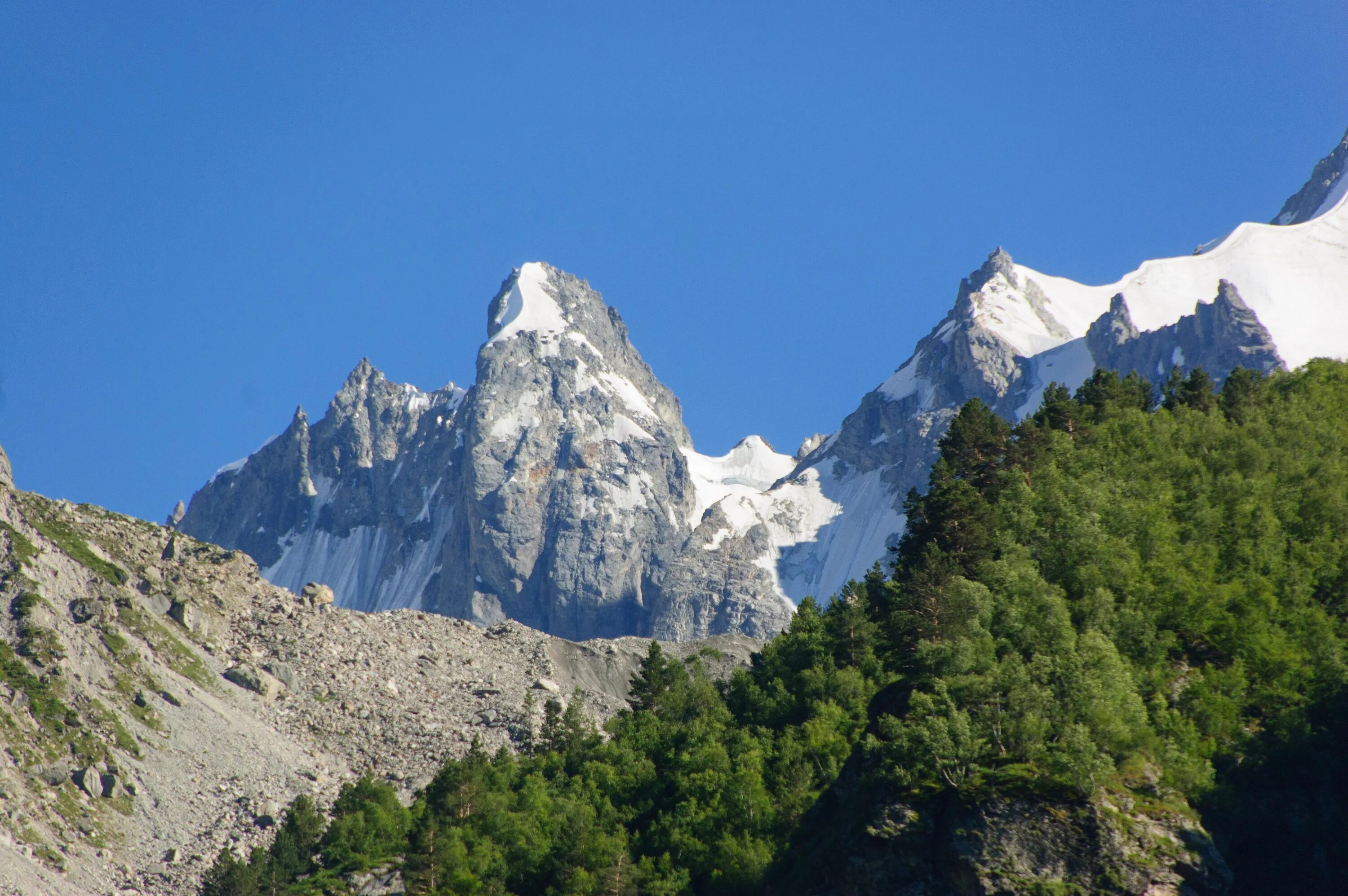 Гора чотча домбай. Гора белалакая домбай фото летом. Гора белалакая. Гора белалакая домбай. Домбай белалакая зимой.
