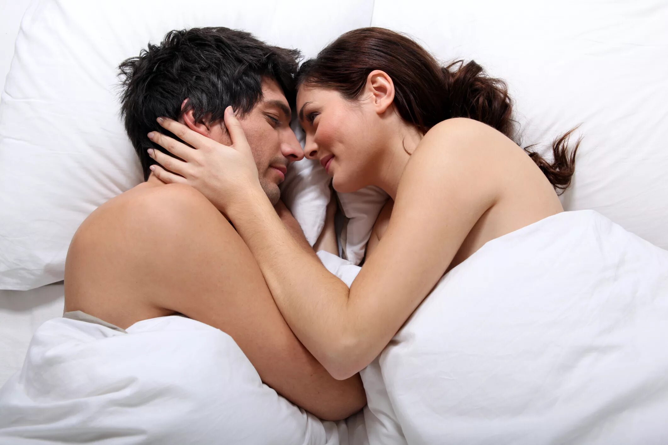 Развратный разговор женщины. Любовные отношения в постели. Мужчина и женщина в постели. Занимаются любовью в кровати.