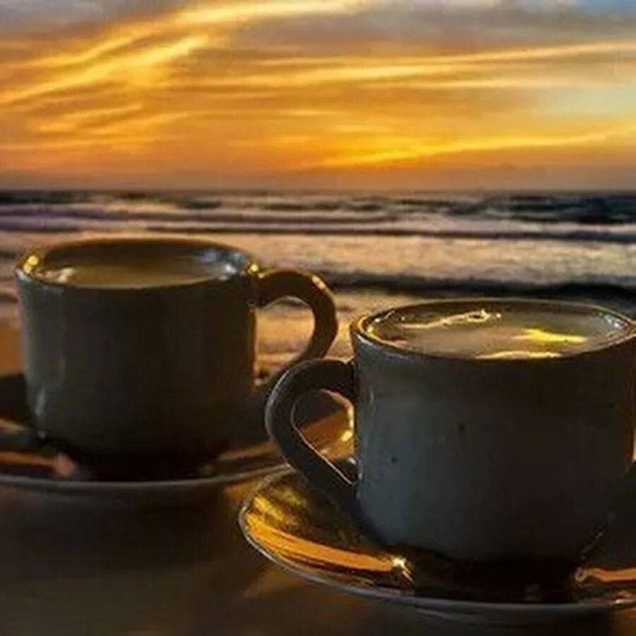 Два утра. Утро на море с кофе. Чашка кофе на берегу океана. Чашка кофе на рассвете. Кофе на закате.