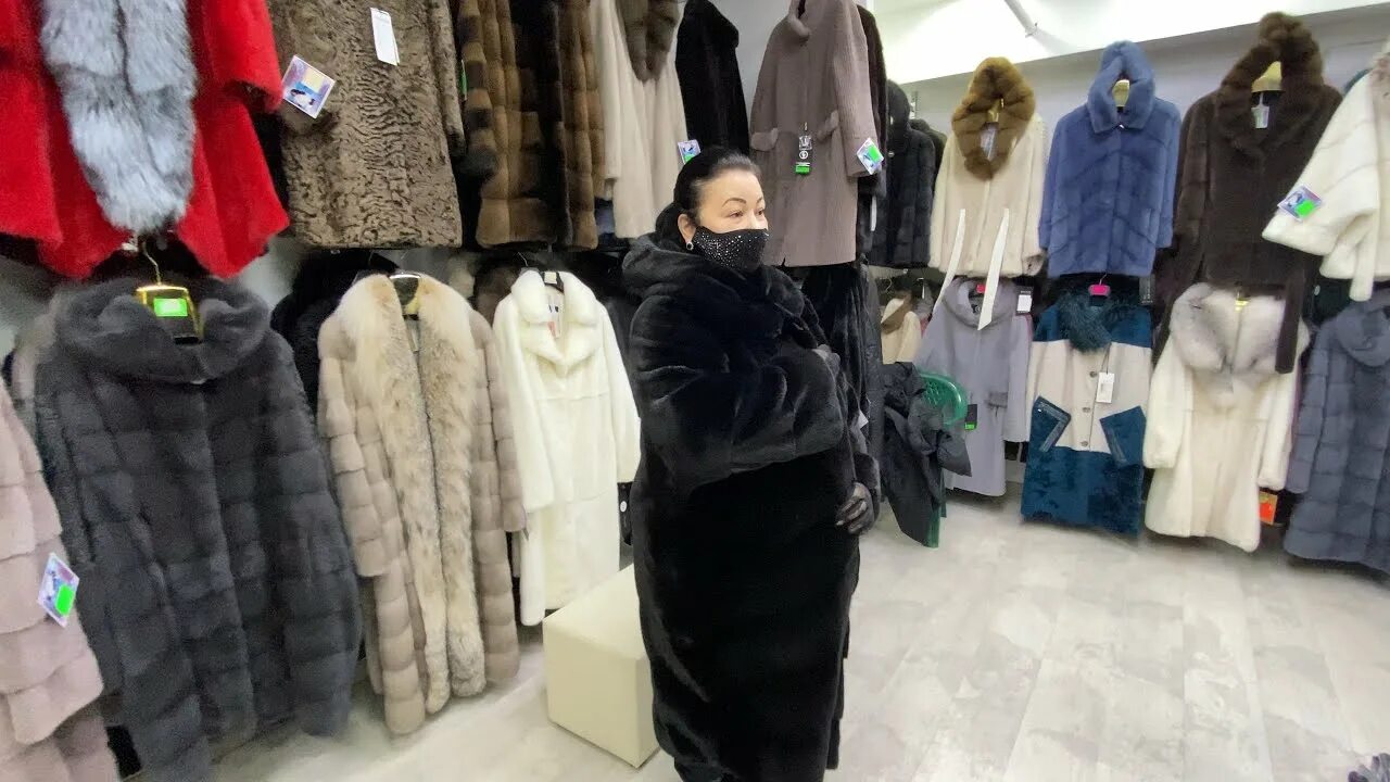 Шубы подарочном. Шубы на садоводе. Огромная шуба. Шуба недорого москва в садоводе. Шубы на садоводе.