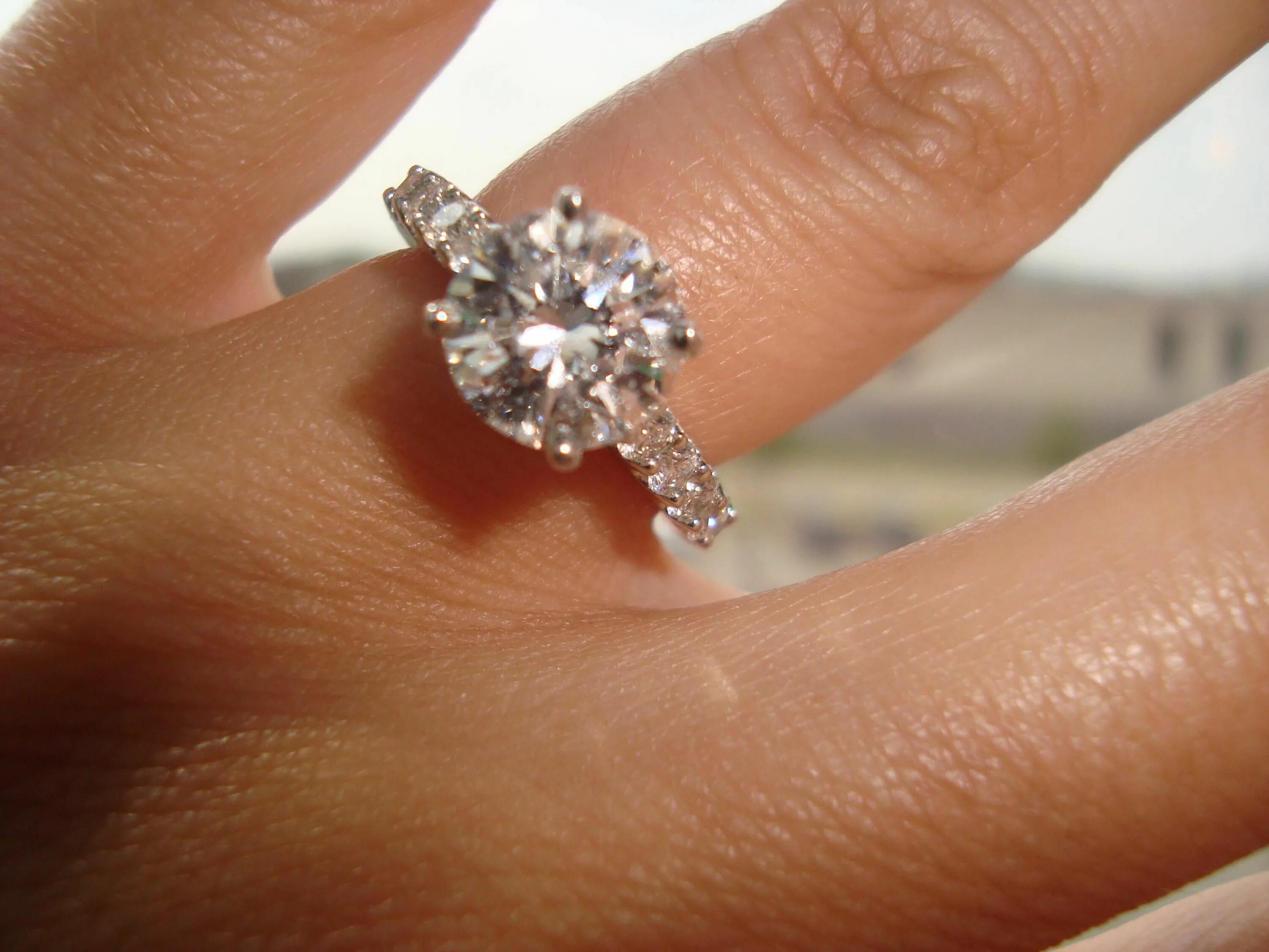 Два карата. Золотое кольцо с бриллиантом в 1 карат. Золотое кольцо с бриллиантом 8 карат. Кольцо с бриллиантом 1карат Шанель. 0,6 Carat Ring.