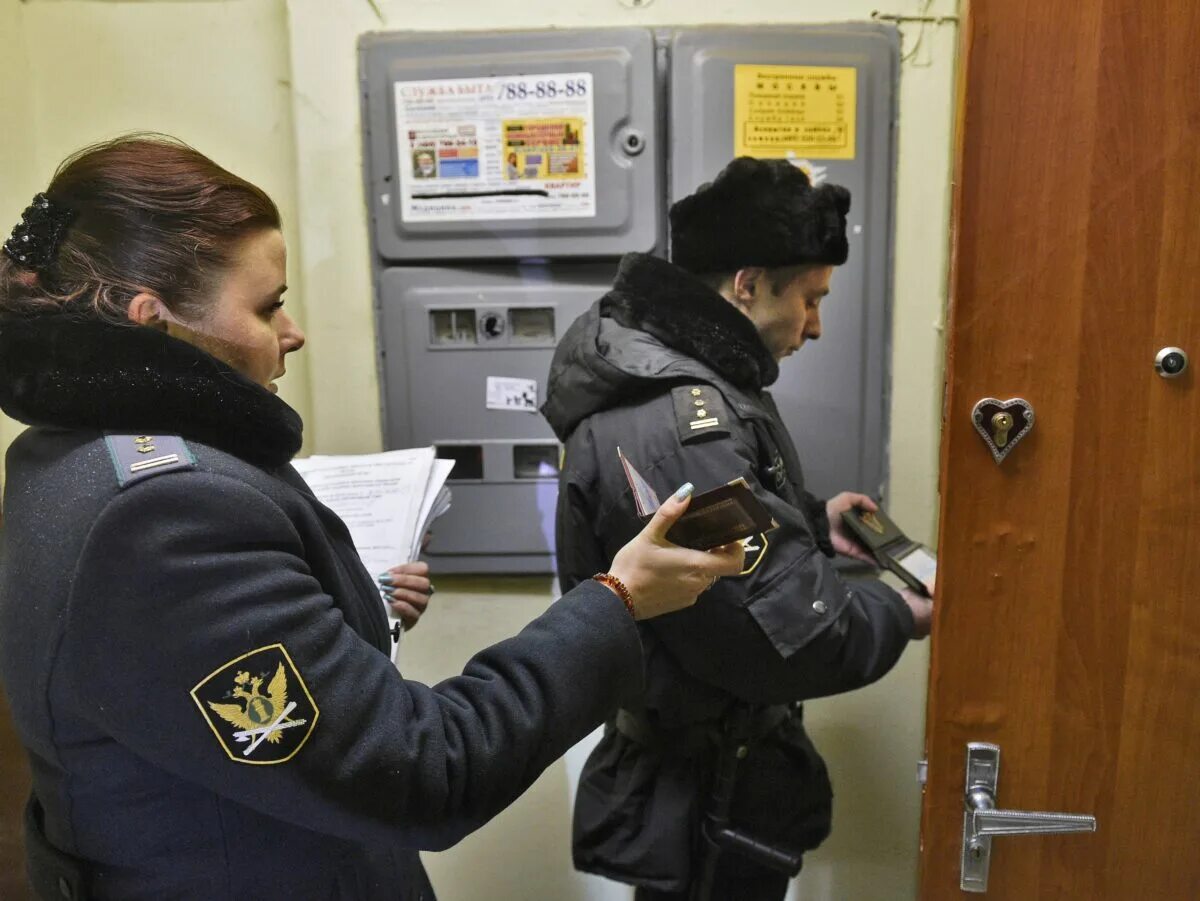 Аресты судебных приставов. Пристав исполнитель. Судебный пристав исполнитель. Приставы стучат в дверь. Судебные приставы фото.